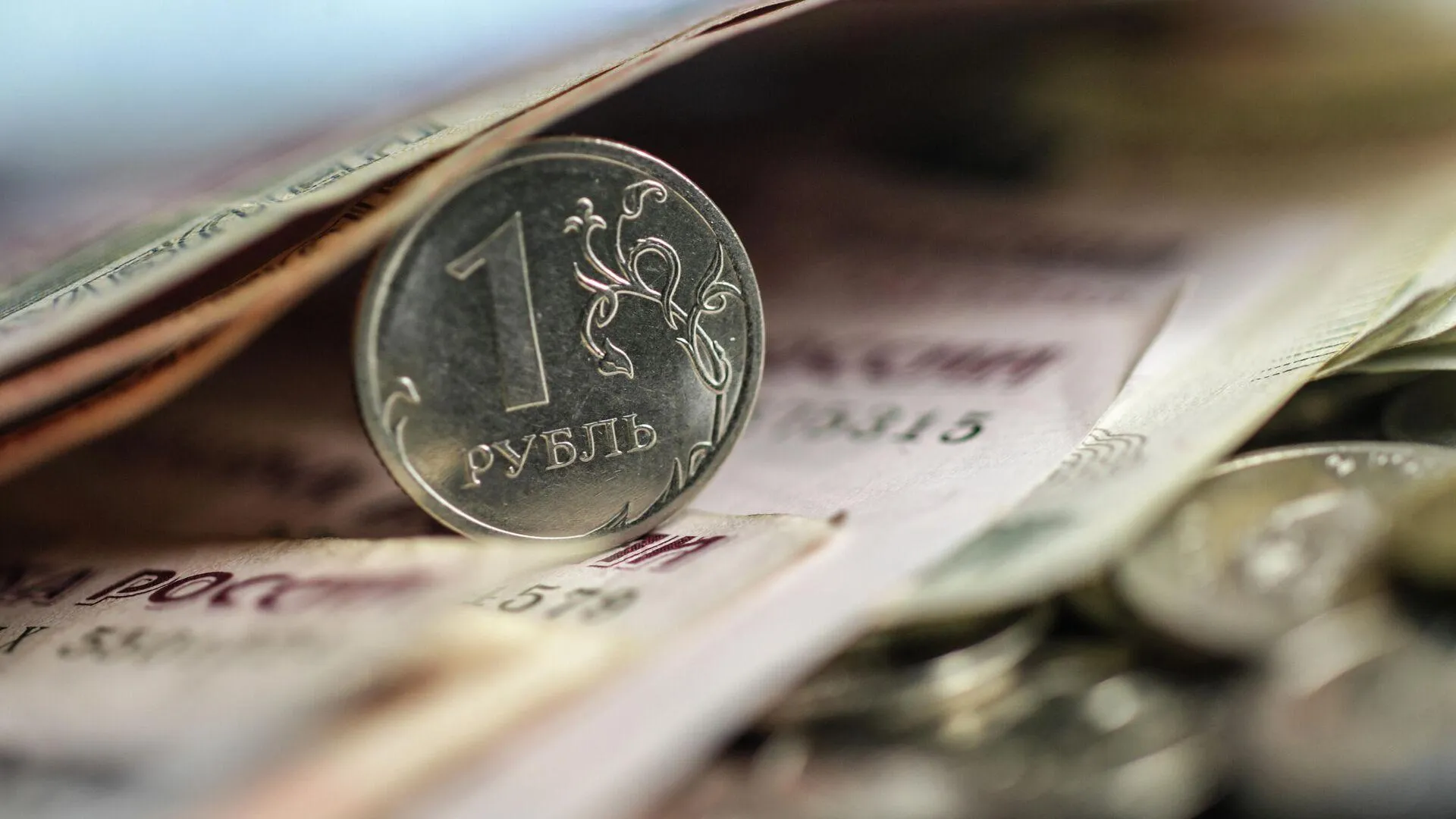 Банкам Кипра запретили операции с российским рублем