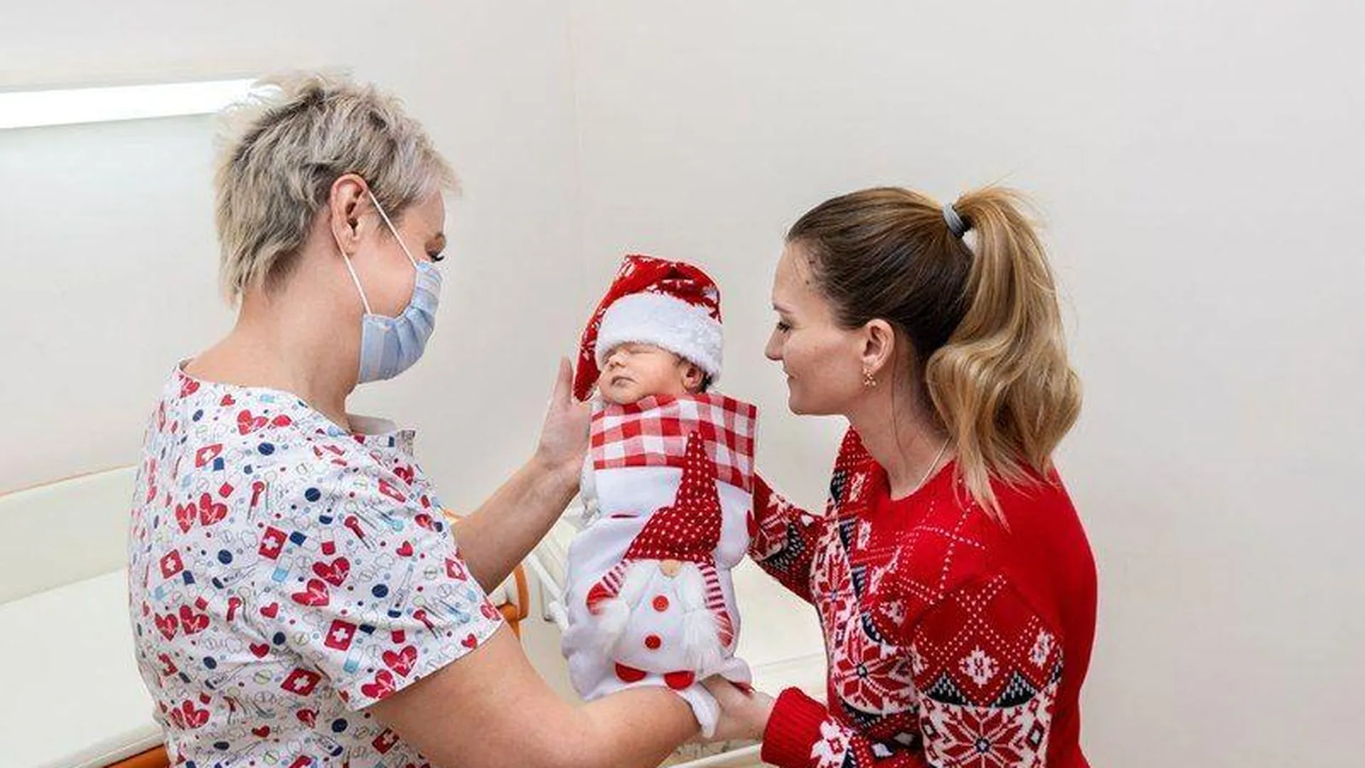Новорожденных в перинатальных центрах Подмосковья будут одевать в новогодние костюмы 