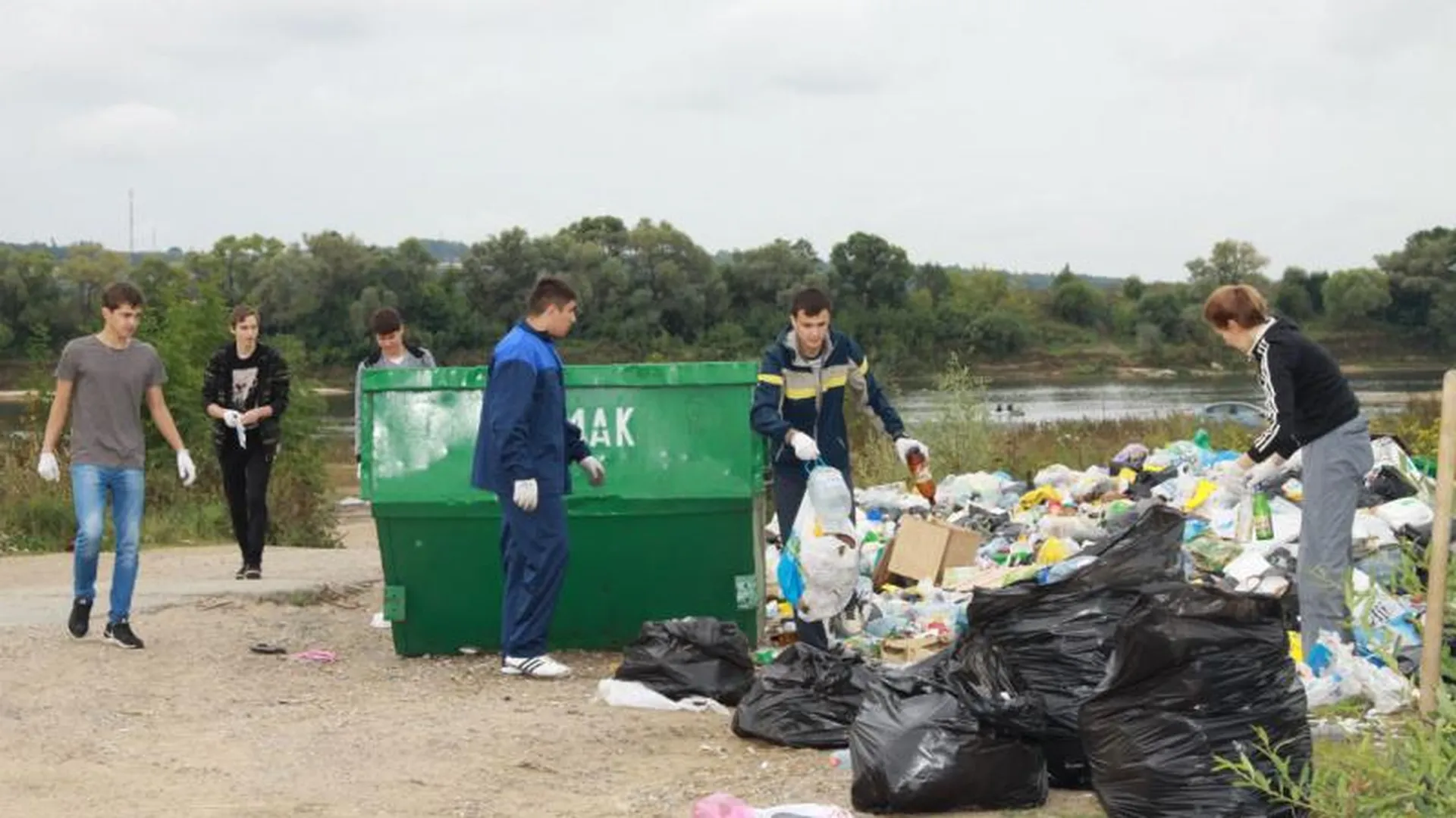Активисты движения «ЭкоСтупино» взялись за очистку берега Оки