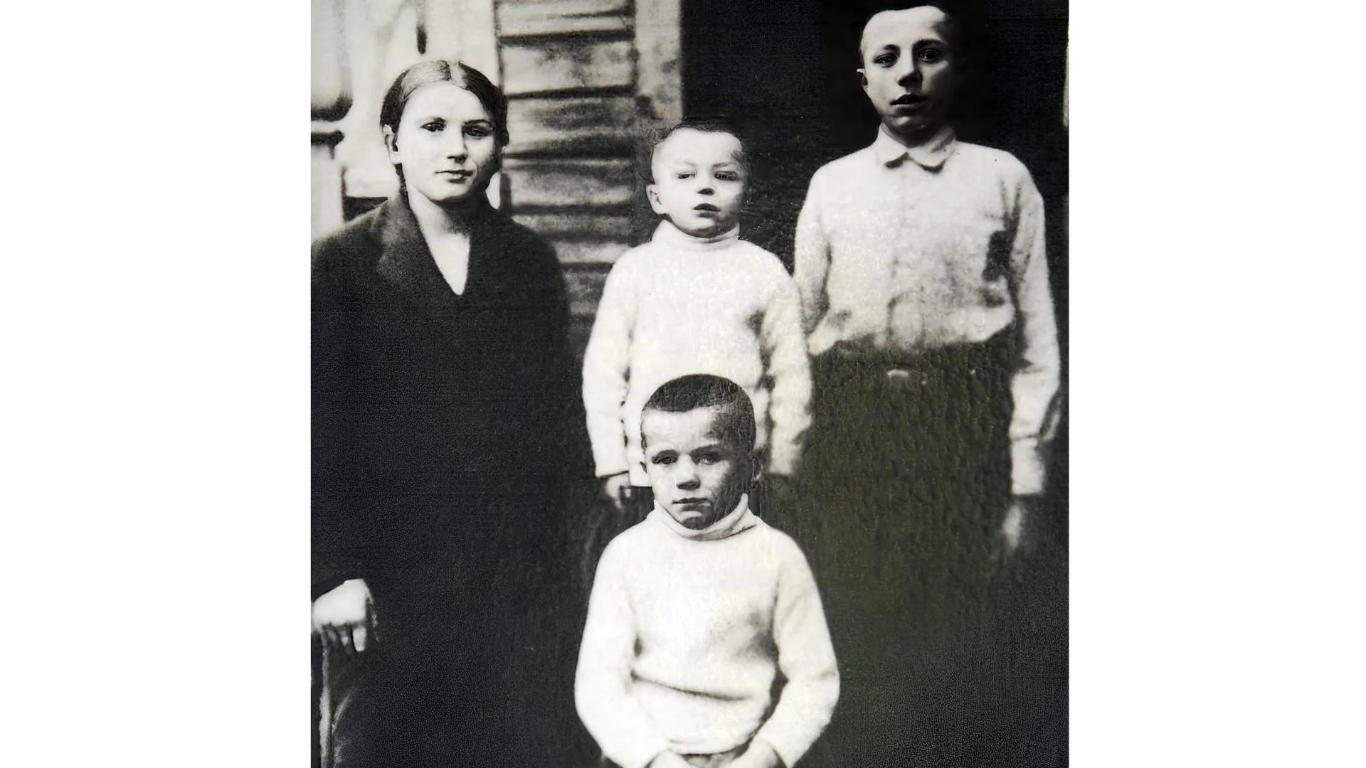 Зоя, Борис, Валентин (стоят в верхнем ряду) и Юрий Гагарины. Фото: Nikolay Titov