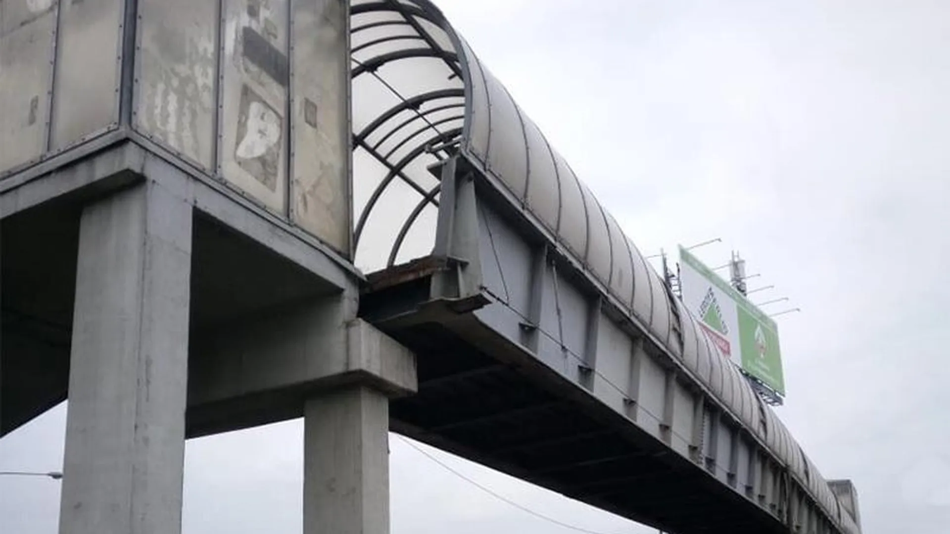 Поврежденный грузовиком пешеходный мост в Люберцах назвали пригодным для использования