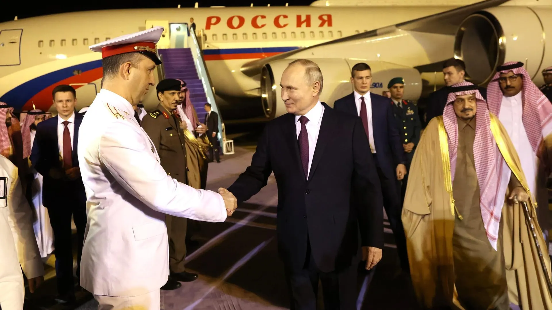 Владимир Путин прибыл в Саудовскую Аравию