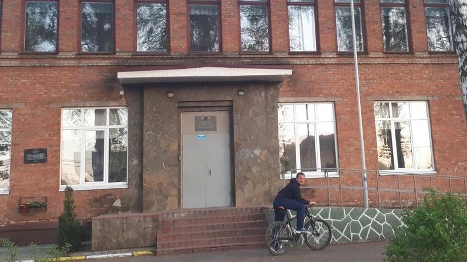 Перед школой в Быкове повесили российский флаг вверх ногами