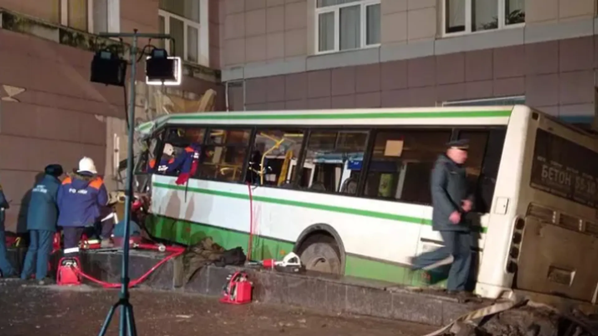 Автобус врезался в здание университета в Новгороде. Есть жертвы