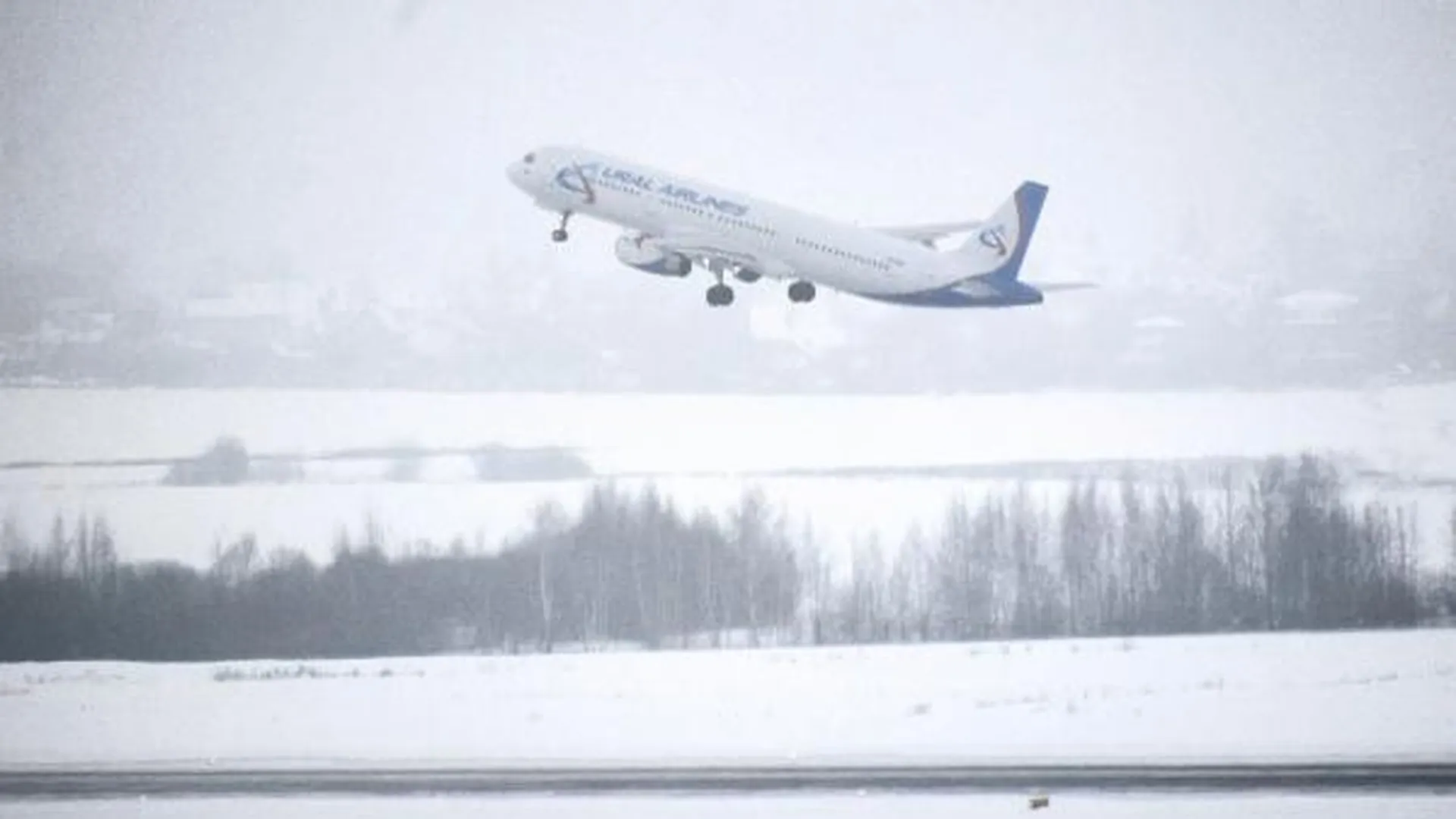 Самолет «Уральских авиалиний» не долетел до Петербурга и застрял в Новосибирске