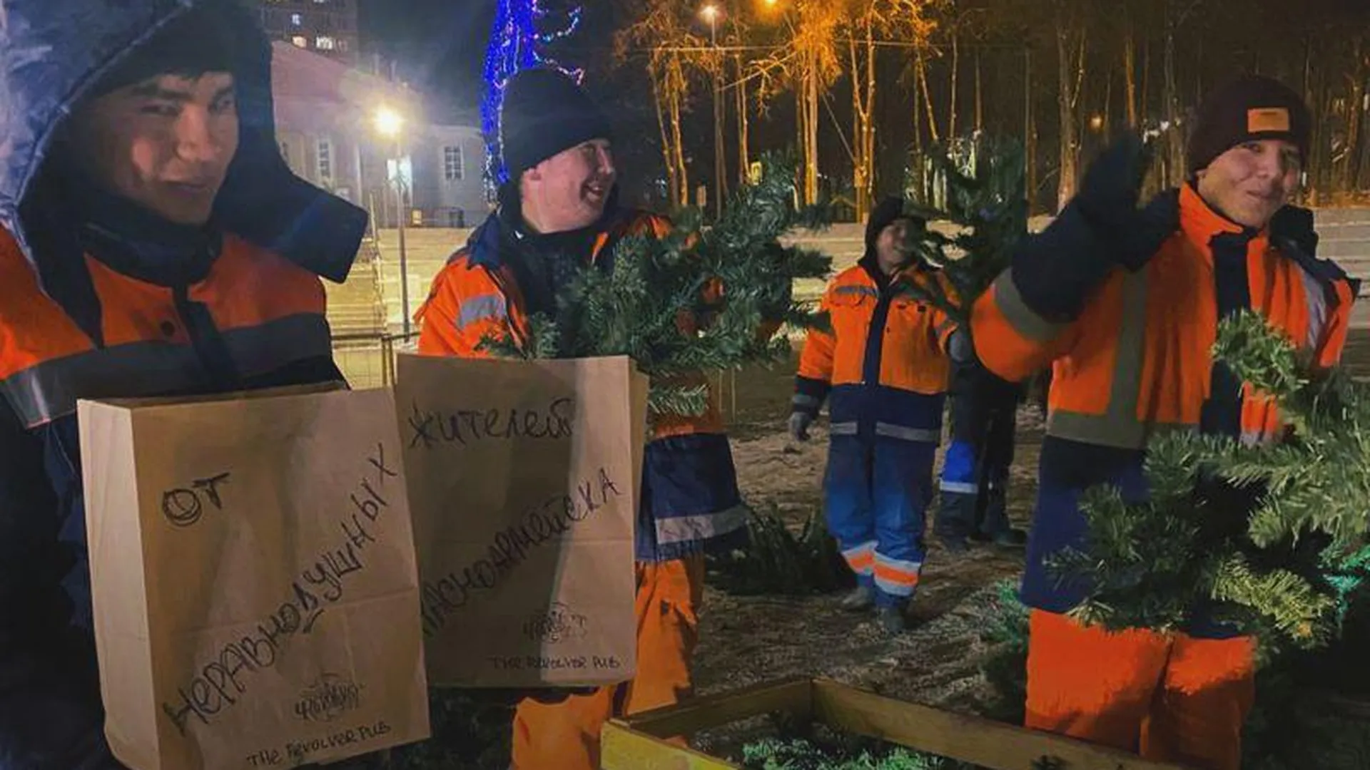 Жители Красноармейска угостили сборщиков елки на Центральной площади кофе и хот-догами