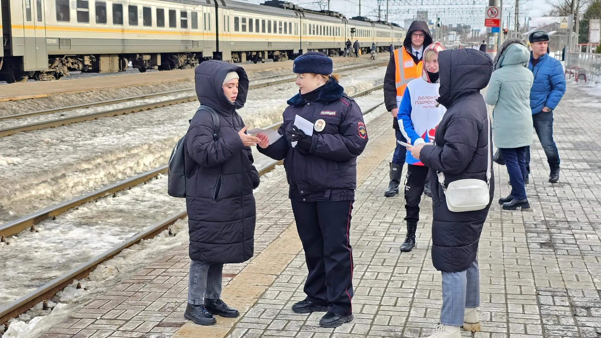 Участники рейдов на станции Луховицы напомнили пассажирам о правилах безопасности на железнодорожных путях