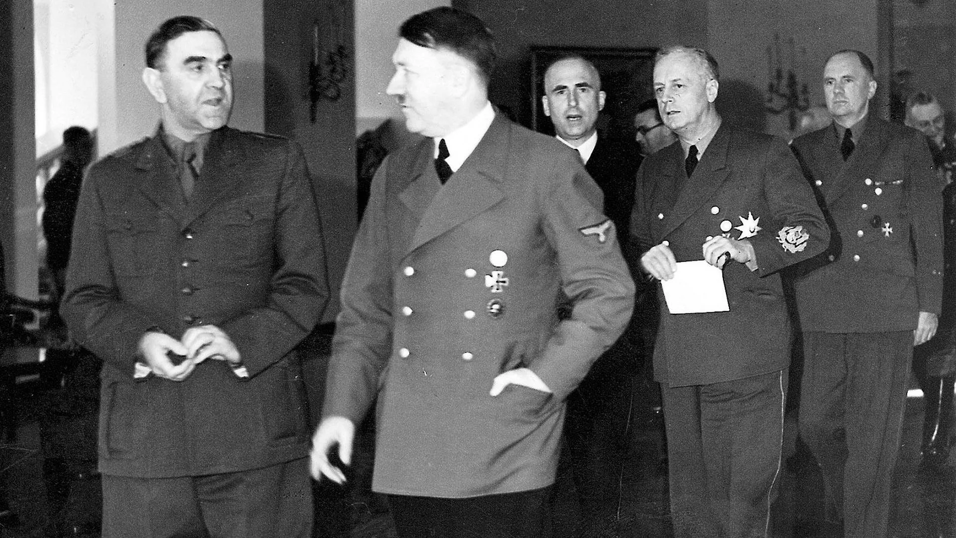 Глава хорватского государства Анте Павелич беседует с Адольфом Гитлером, следом идут рейхсминистр иностранных дел Германии Иоахим фон Риббентроп и министр иностранных дел Хорватии Миле Будак, 27 апреля 1943 года. Фото: Scherl