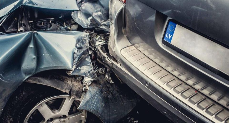 МВД по Краснодарскому краю: водитель легковушки умер в ДТП с участием грузовика
