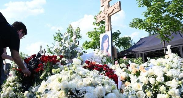 Панихида 40-го дня прошла на могиле Заворотнюк на Троекуровском кладбище