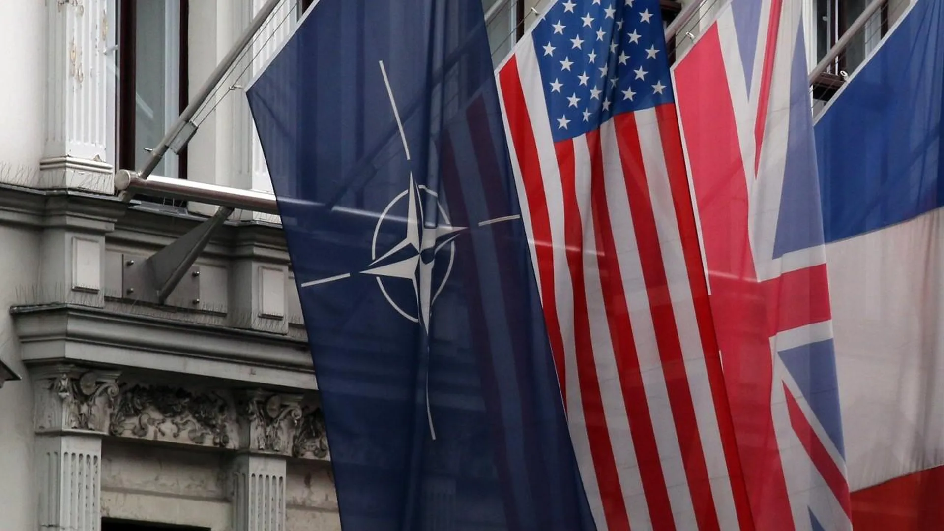 В Венгрии заявили, что НАТО намерено собрать для Украины еще 100 миллиардов долларов