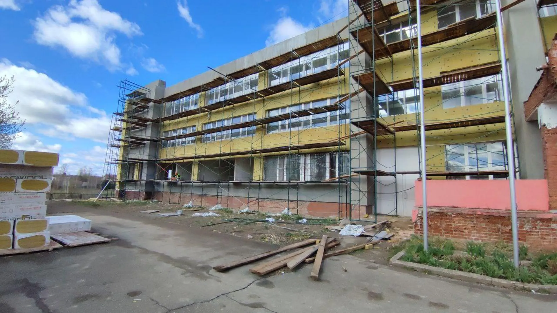 Более 45 рабочих занимаются капитальным ремонтом в здании Ново-Ольховской школы