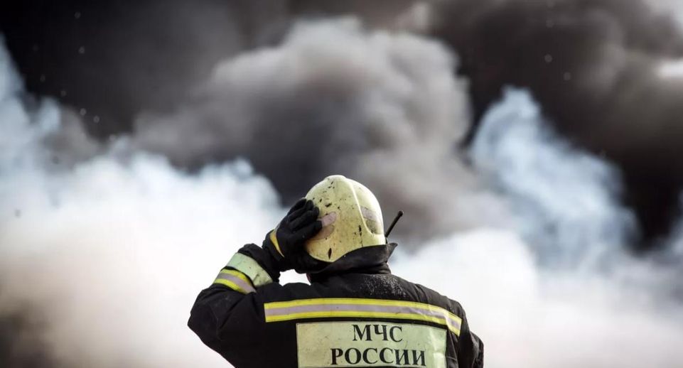 Пожар на арочном складе в Приамурье уничтожил 380 тонн зерна