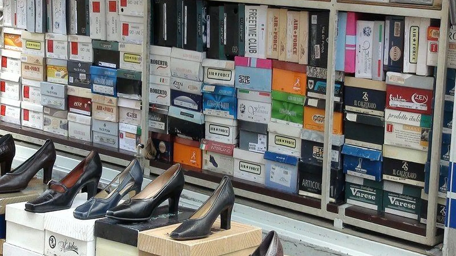 Парочка обокрала обувной магазин в Дмитрове