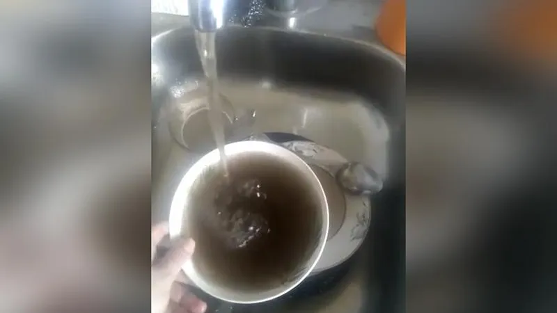 Черная вода с песком потекла из кранов в Дзержинском