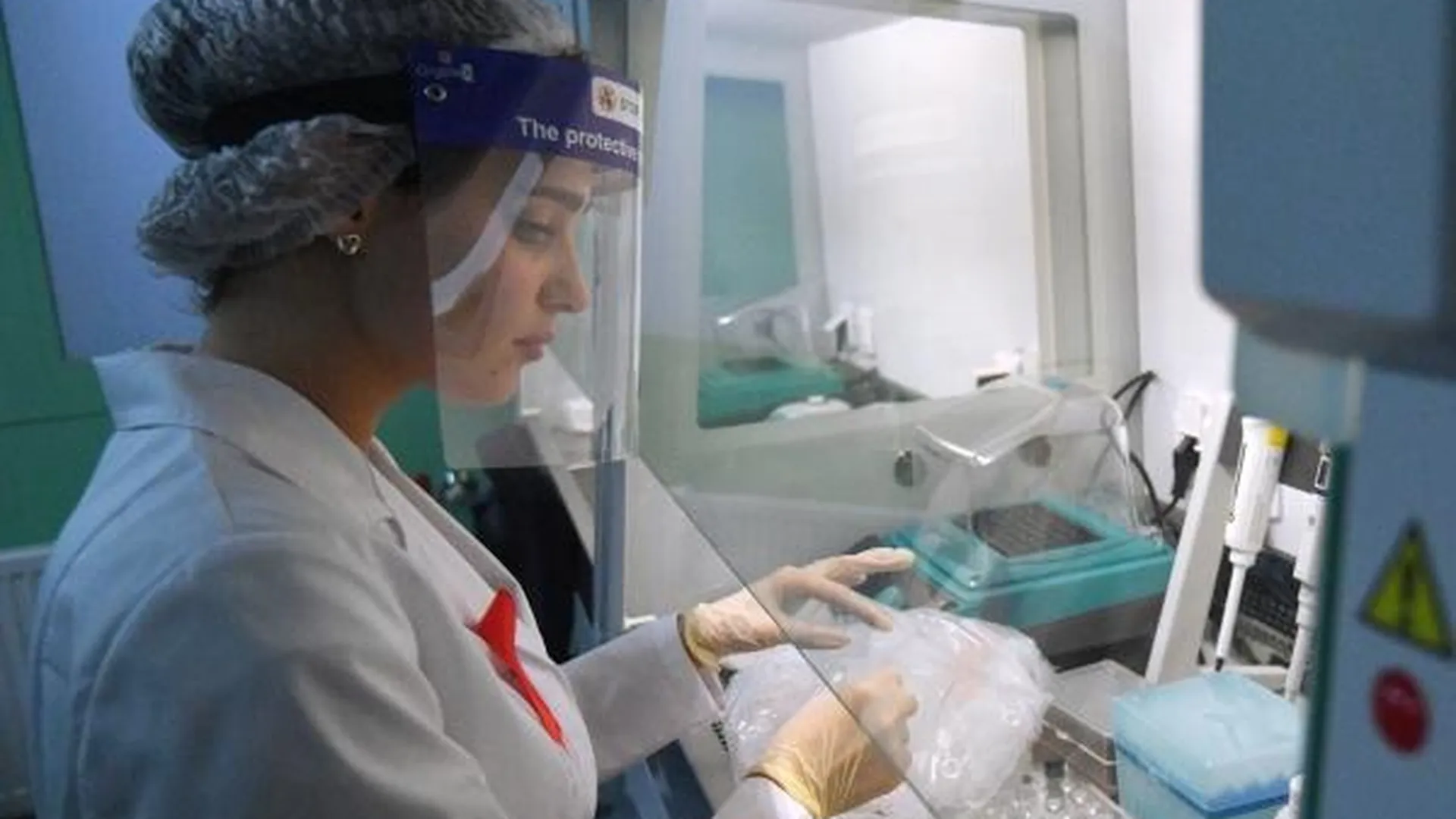 Лаборант Научного центра по профилактике и борьбе со СПИДом в Москве проводит исследование биоматериалов на ВИЧ-инфекцию
