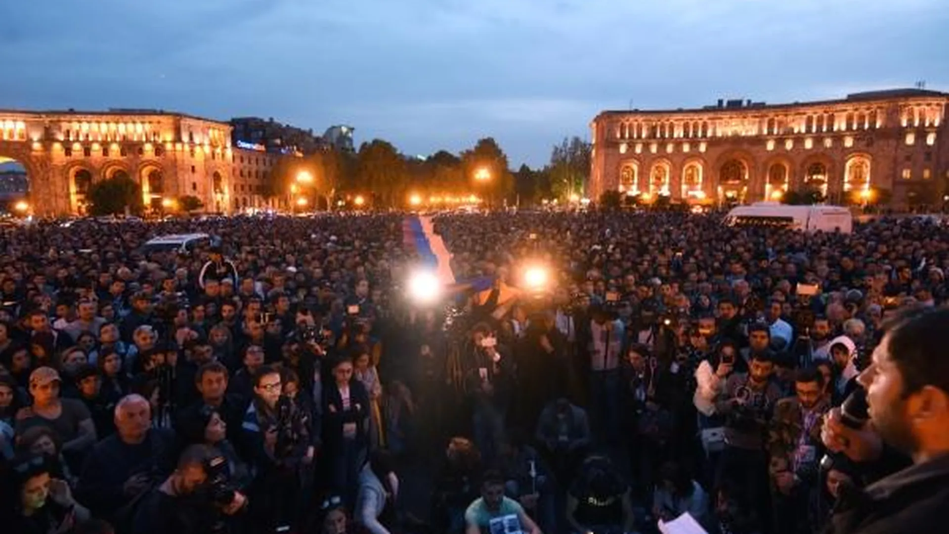 Участники акции протеста сторонников оппозиции на площади Революции в Ереване