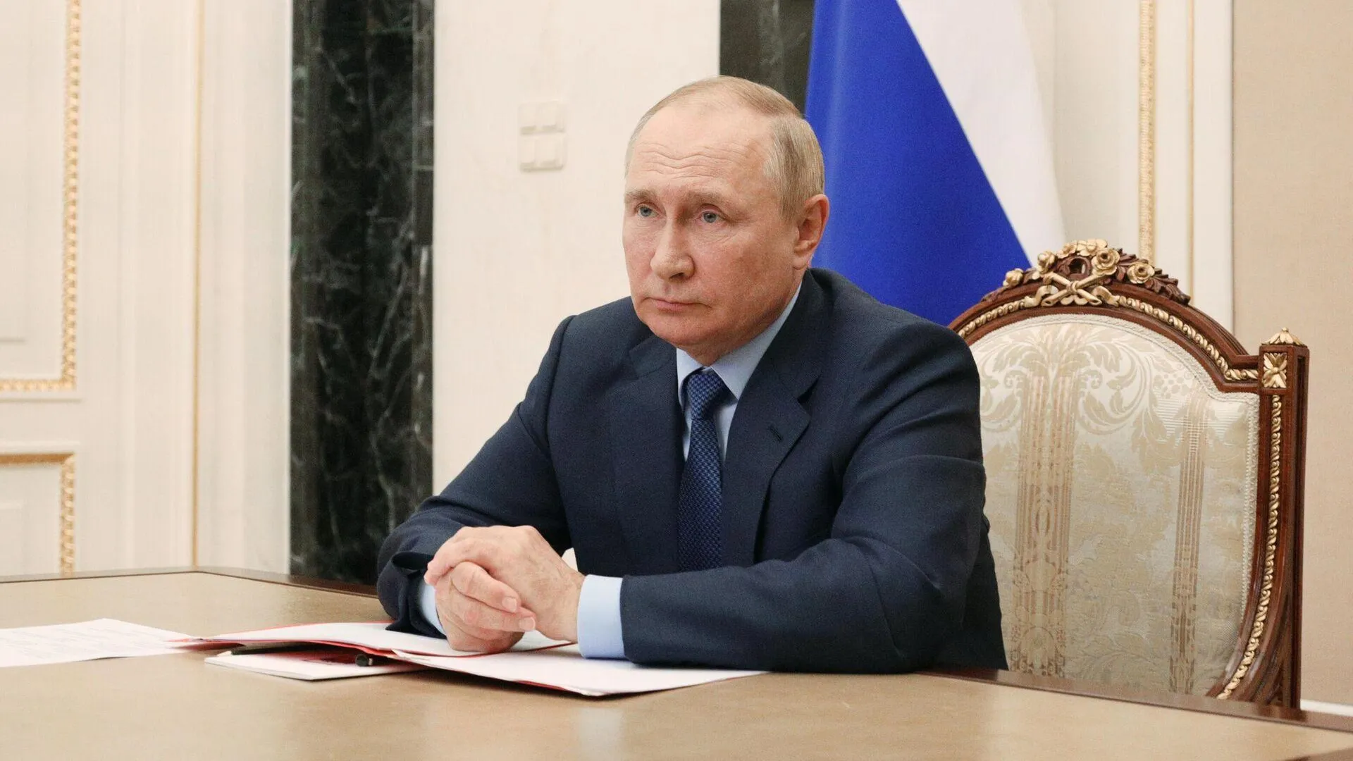 Путин заявил, что Конституция помогает стабилизировать государство