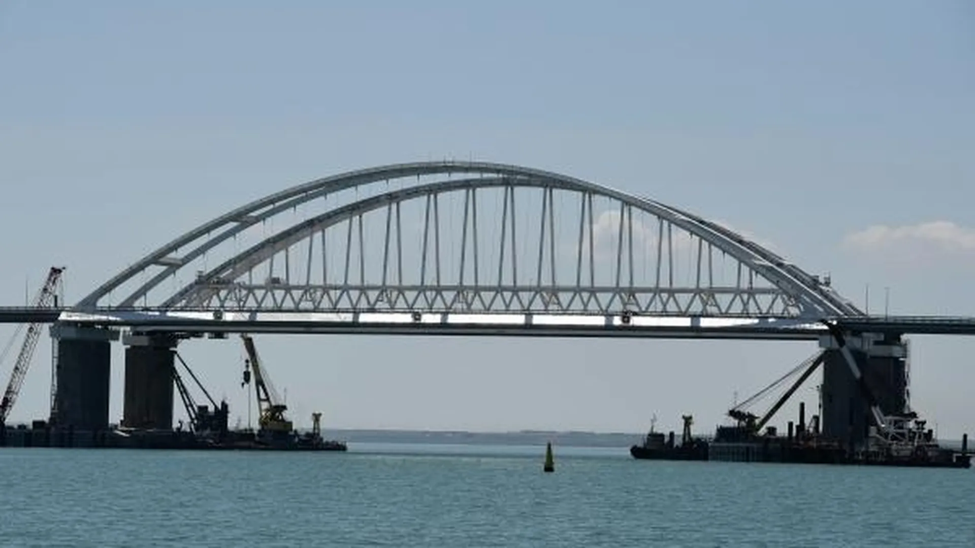 Украинские СМИ: Крымский мост разрушается под весом проезжающих автомобилей