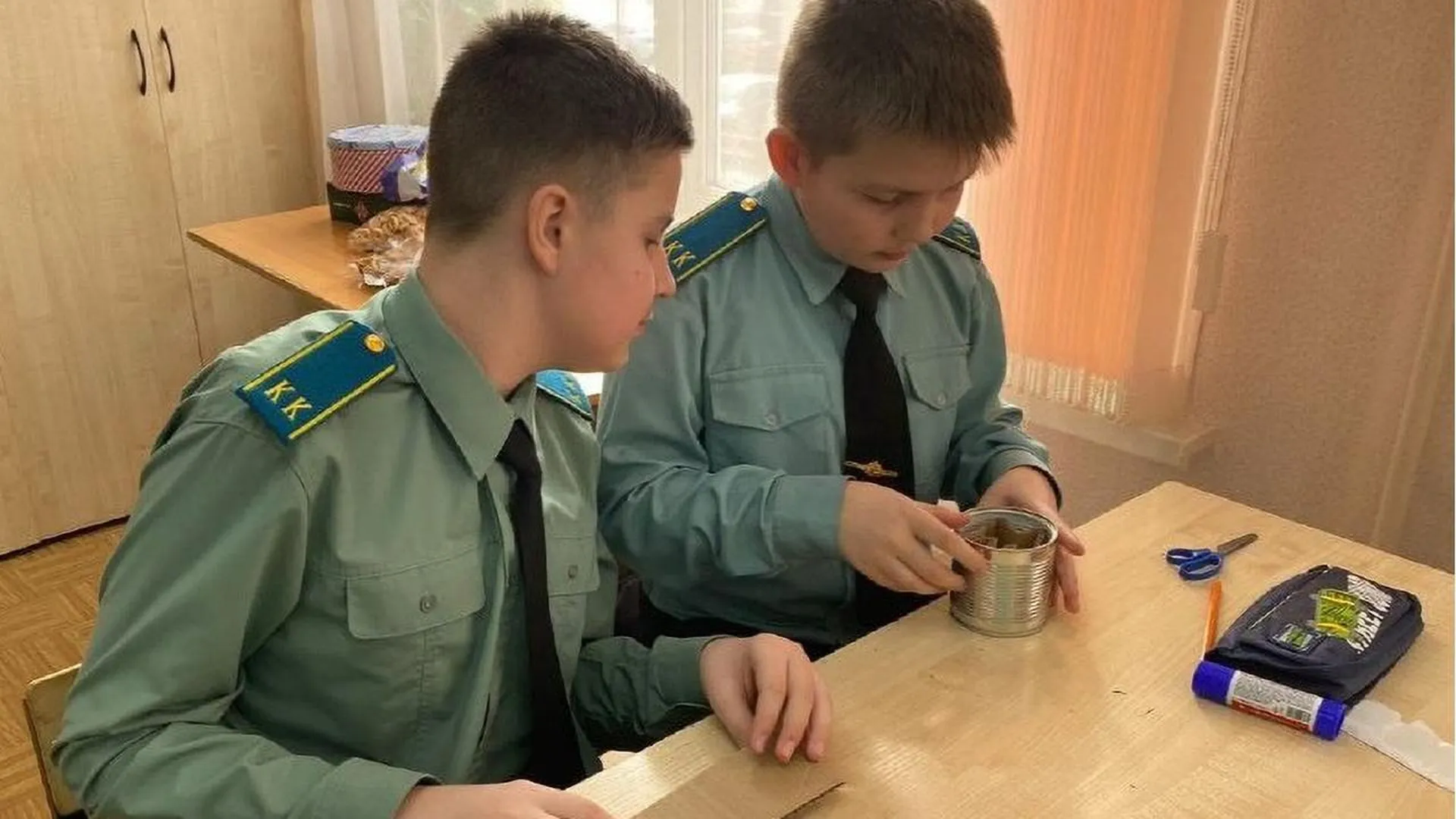 Кадеты гвардейского класса Росгвардии в Подмосковье изготовили окопные свечи для бойцов СВО