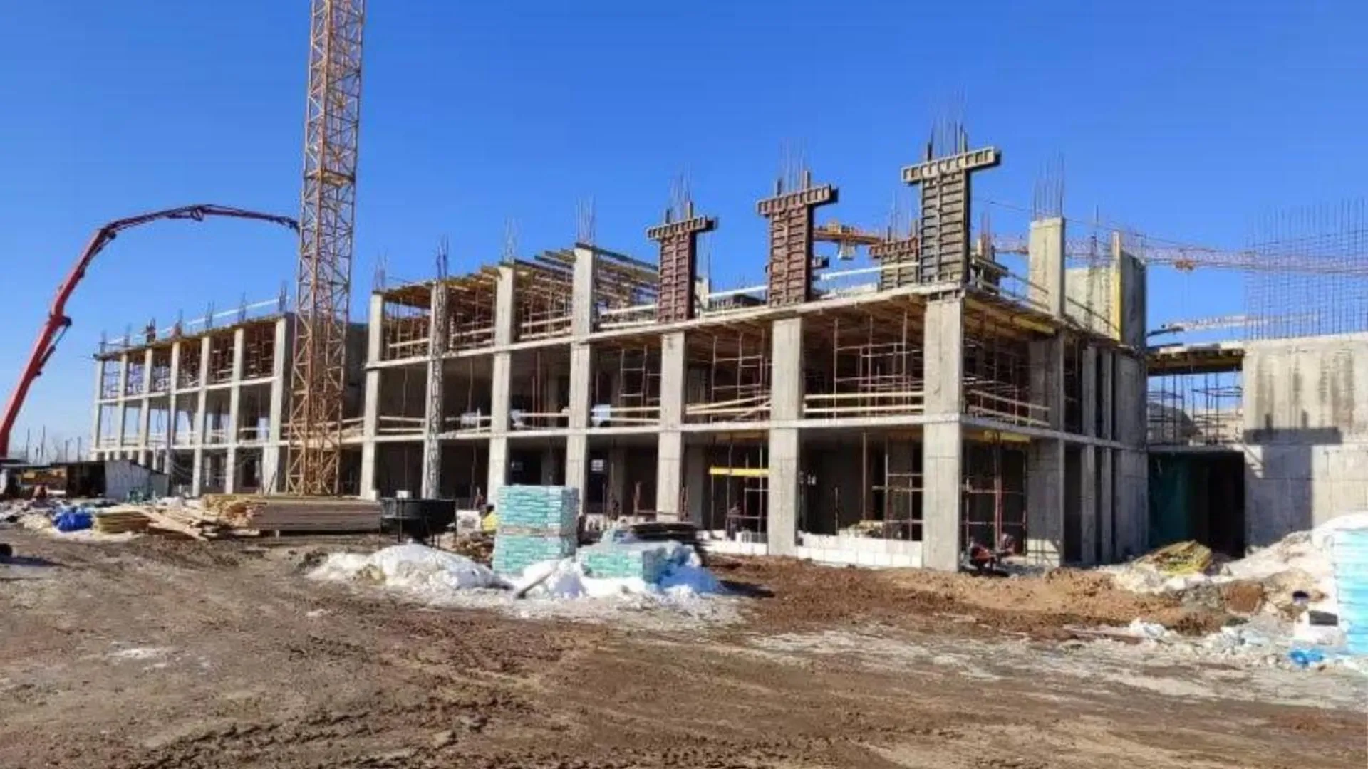 Новую школу продолжают строить в микрорайоне Сухарево подмосковных Мытищ