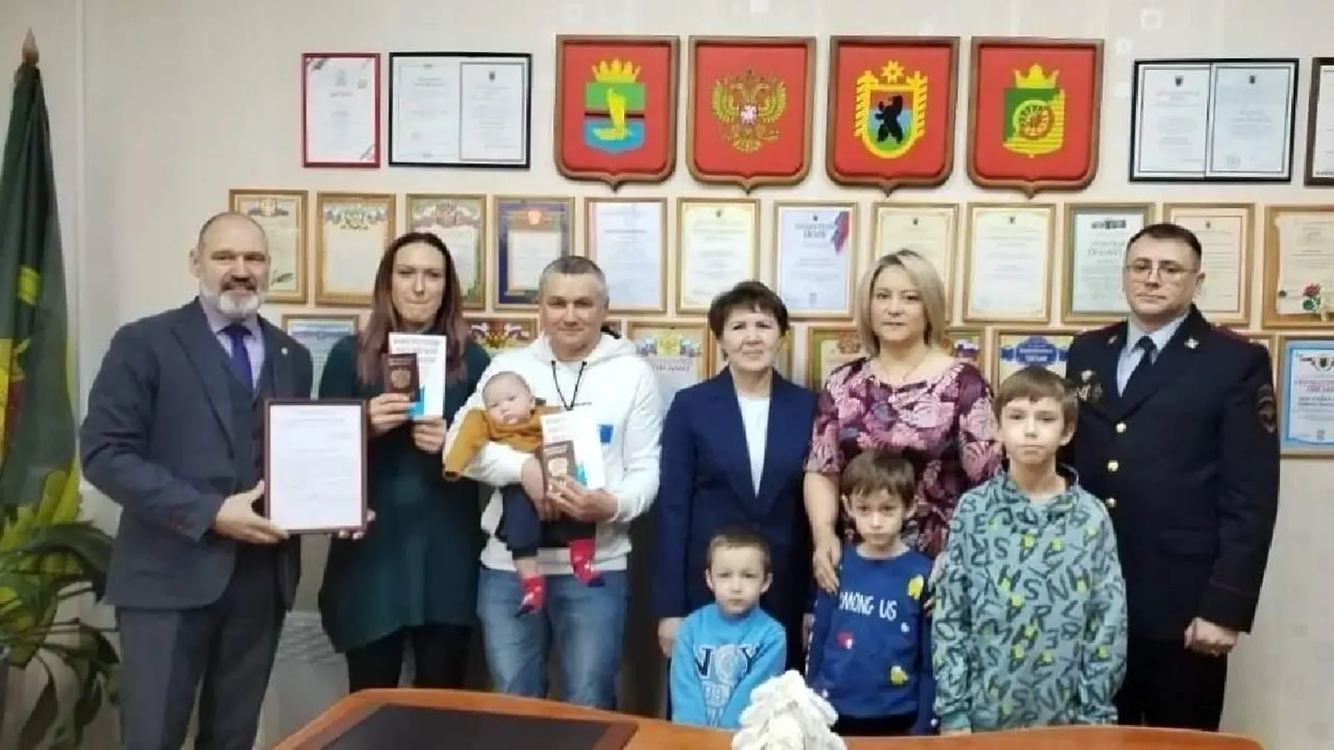 Многодетная семья, которая год назад попросила убежище в Карелии, получила гражданство РФ