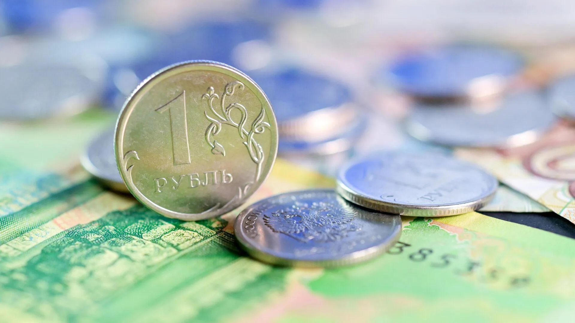 Рублю предрекли прохождение «пика налогового периода»