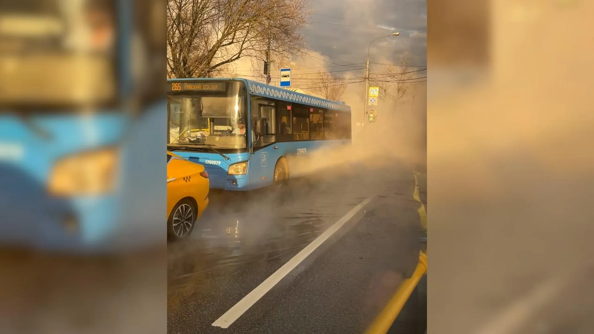 Разлив кипятка после коммунальной аварии на востоке Москвы сняли на видео