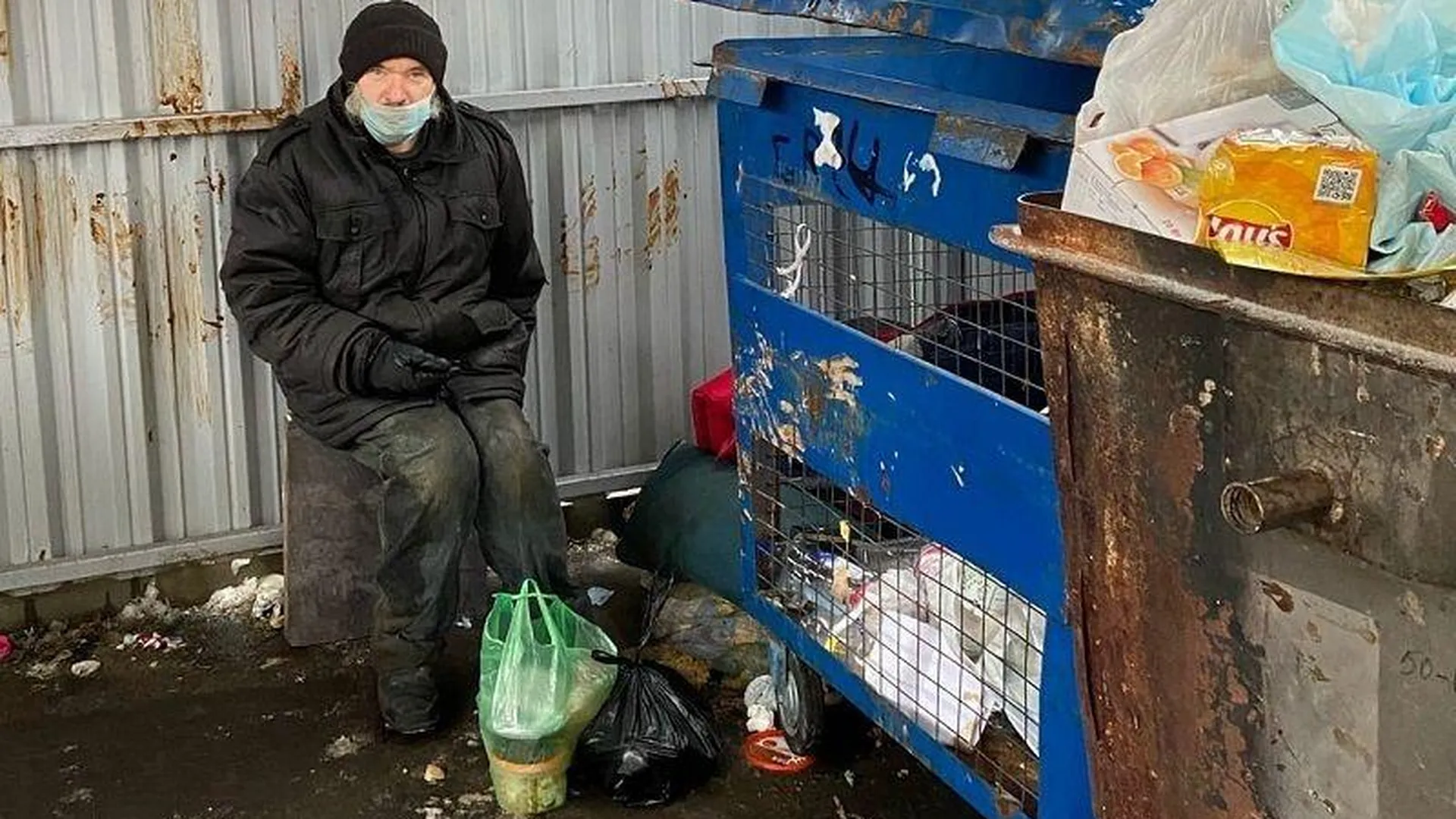 Инвалид, которого выгнали из дома, полтора месяца живет на помойке в Подольске