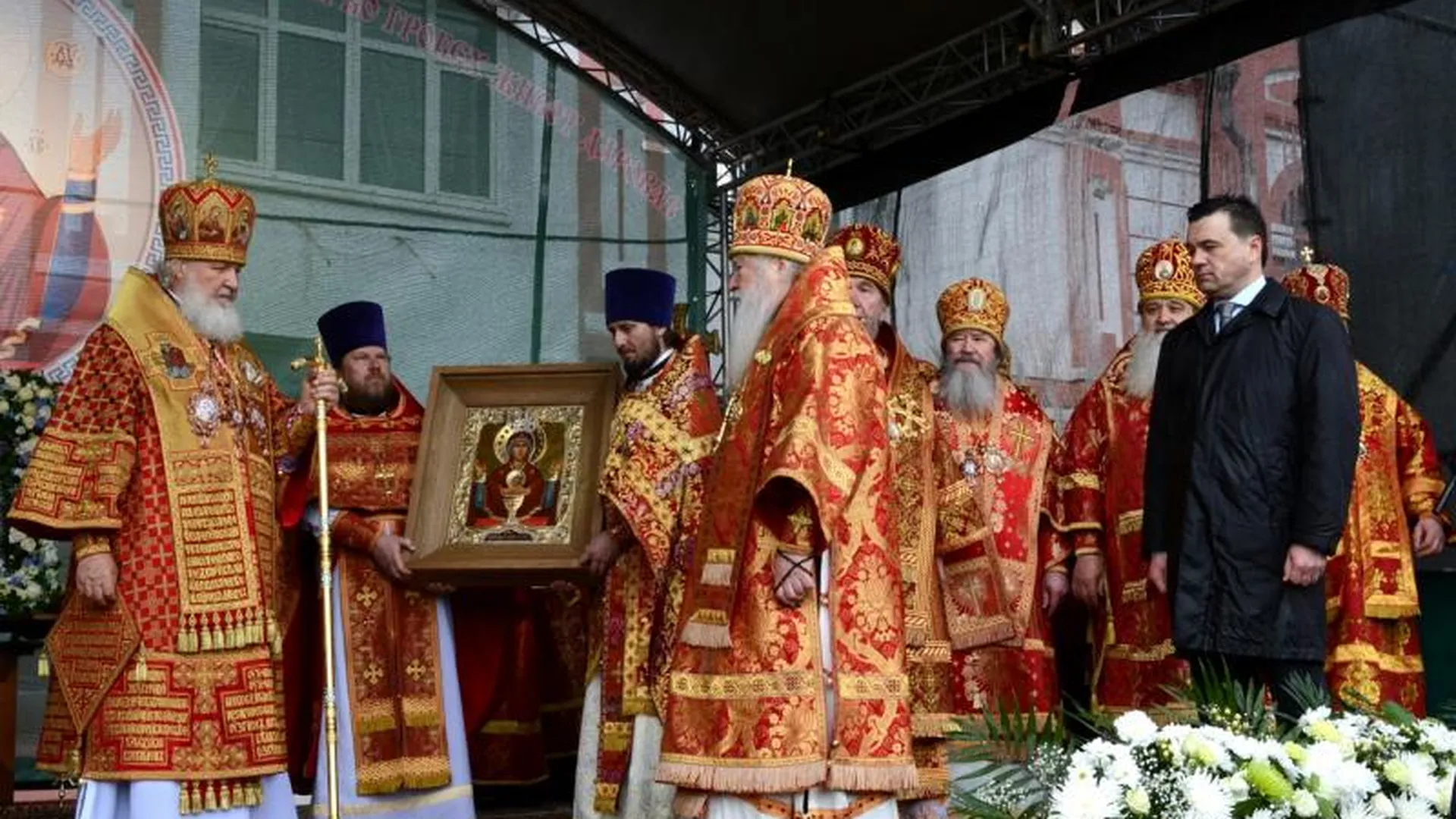 Губернатор прошел с патриархом Кириллом крестным ходом