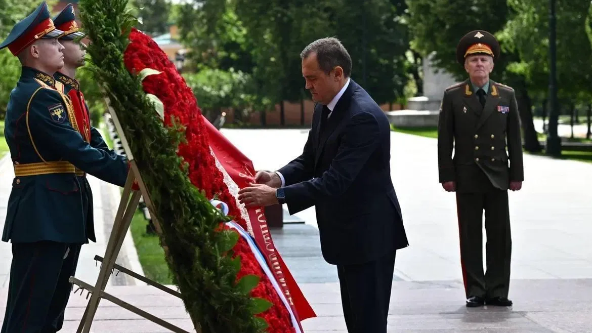 Председатель Мособлдумы Игорь Брынцалов возложил цветы к Могиле Неизвестного Солдата