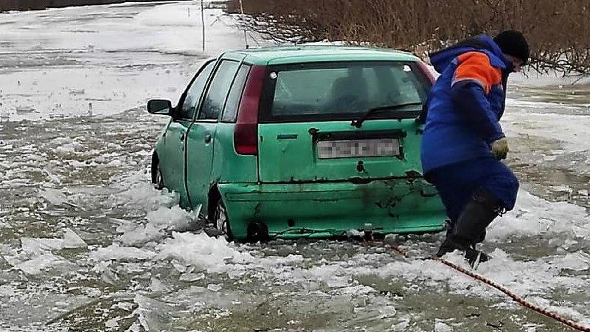 В Луховицах спасатели вытащили автомобиль, провалившийся под лед