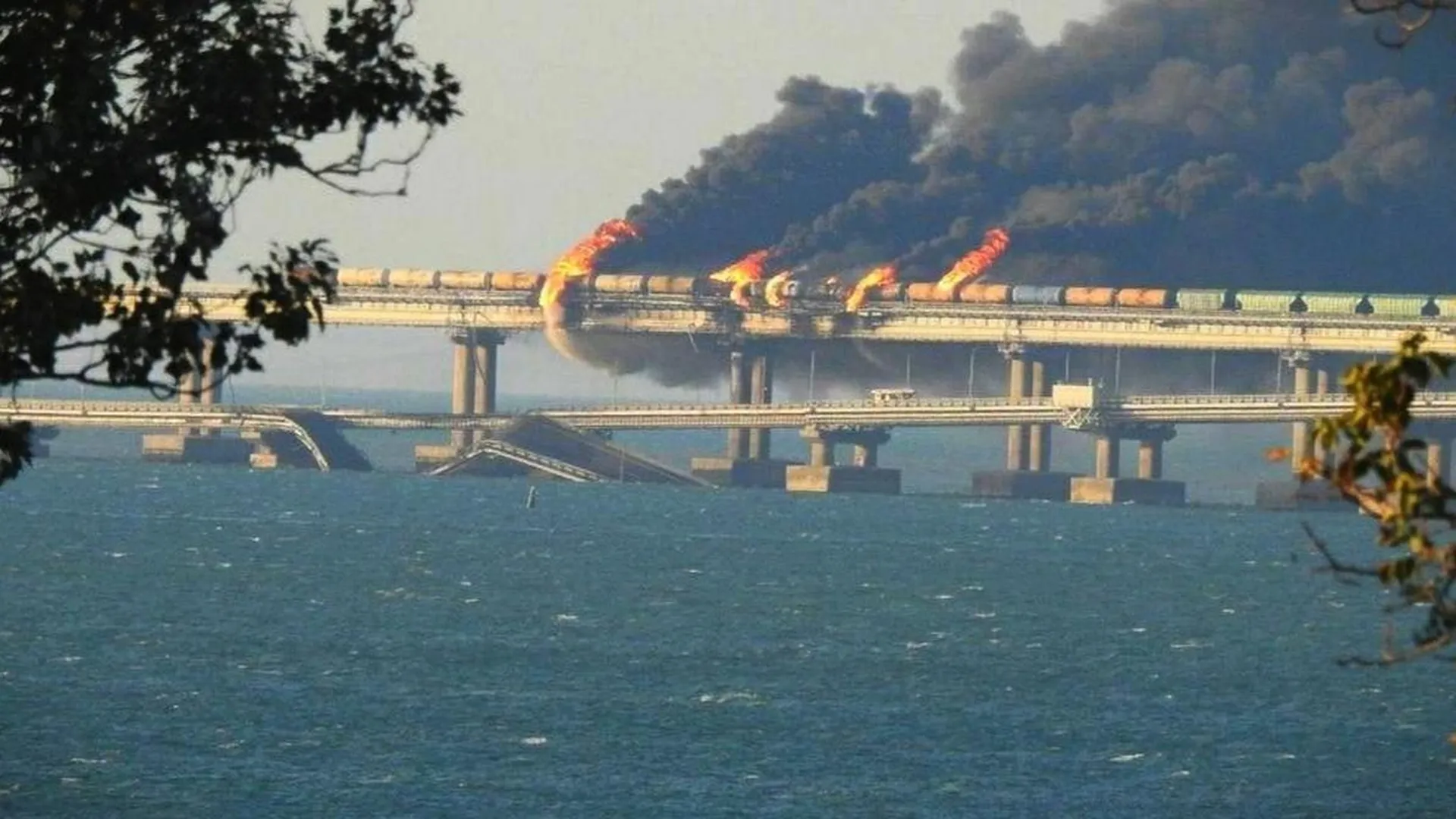 Крымский мост после подрыва 8 октября 2022 года. Фото: vk.com/crimeabadnews