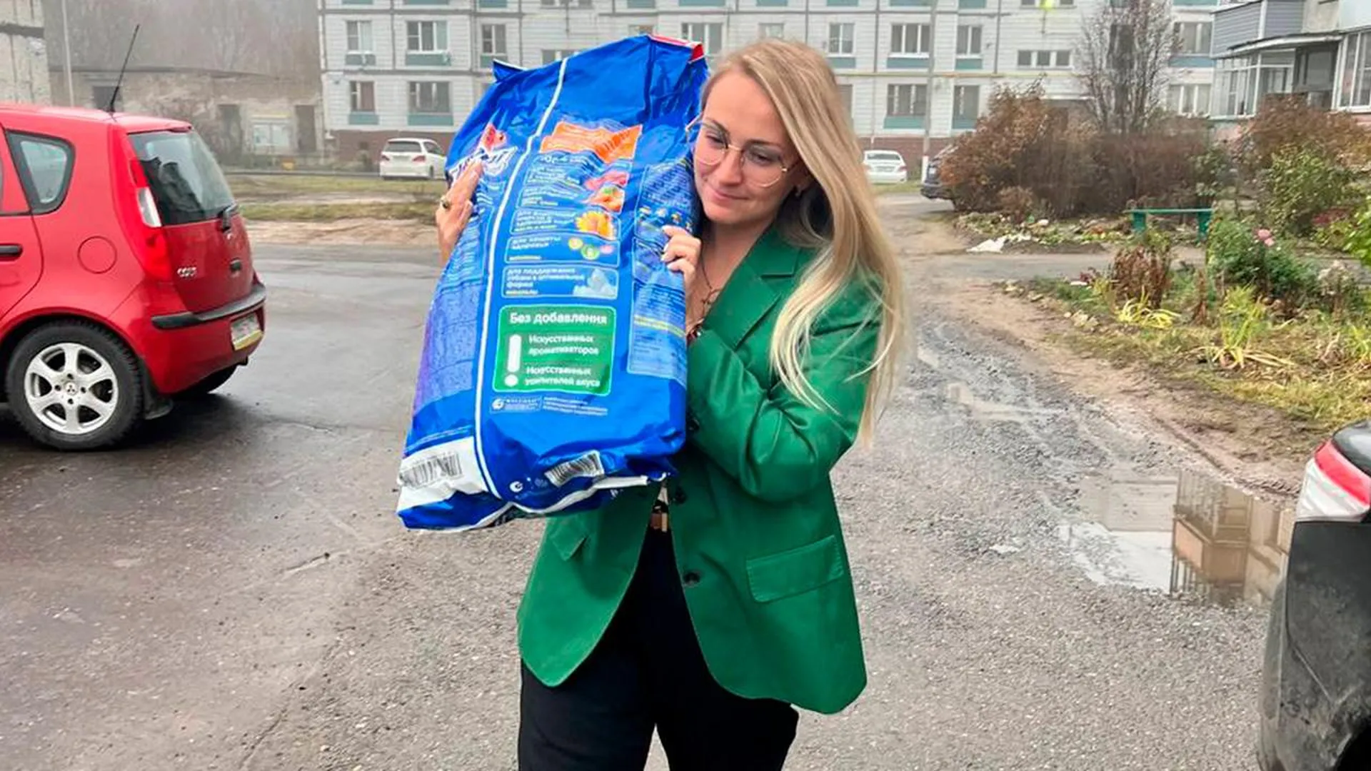 Депутат МОД Самединова передала более 70 кг корма для собак зооволонтеру из Павловского Посада