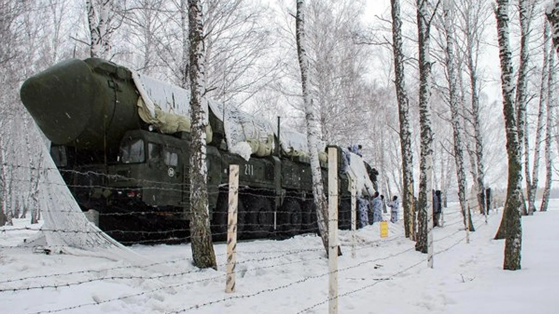 Маскировка пусковой установки ПГРК «Ярс» на учении в Барнауле