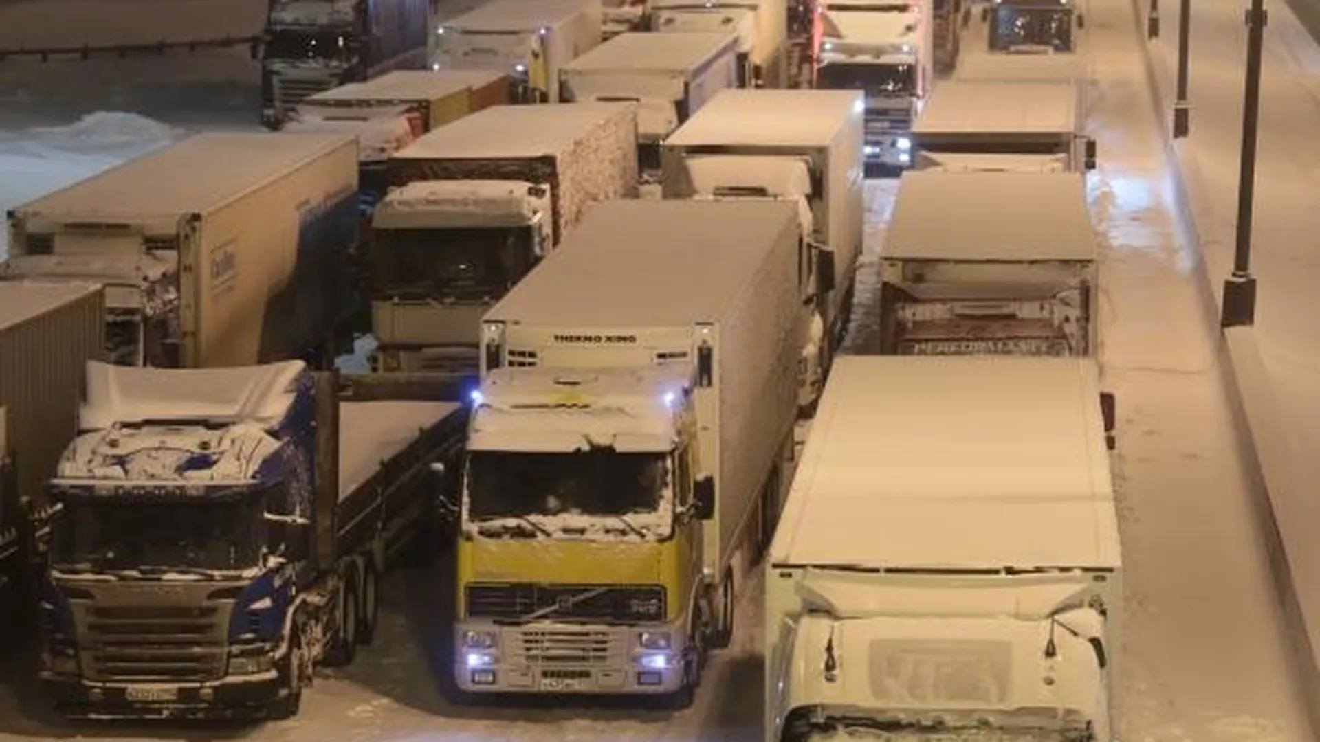 Несколько десятков автомобилей не могут проехать из-за снегопада в Московской области
