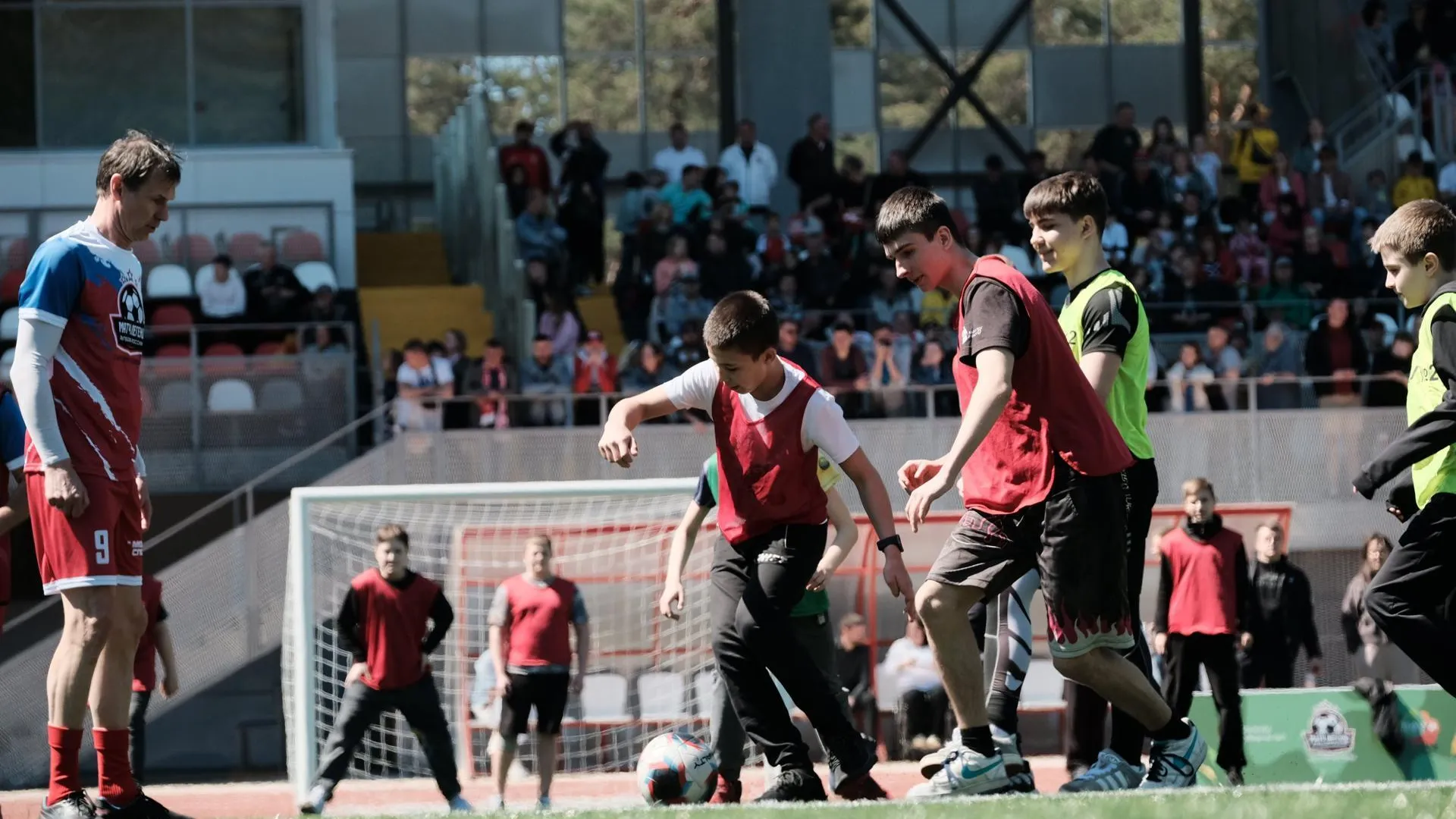 «Легенды футбола» в Серпухове открыли летний сезон игр «Выходи во двор»