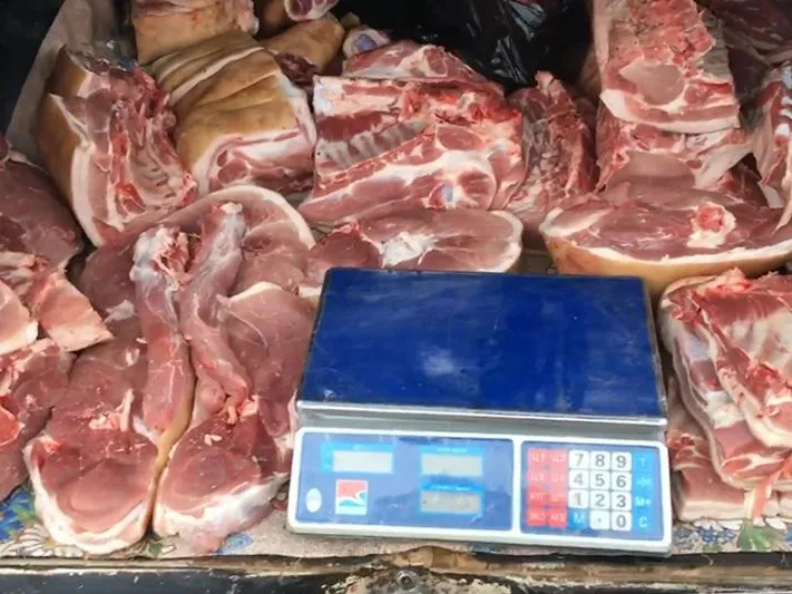 «Жуткий мясник»: торговец продает свинину с мусорного бака в Одинцово