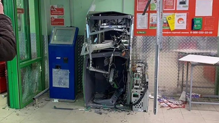 Неизвестные взорвали банкомат в супермаркете под Мытищами, украли деньги и скрылись