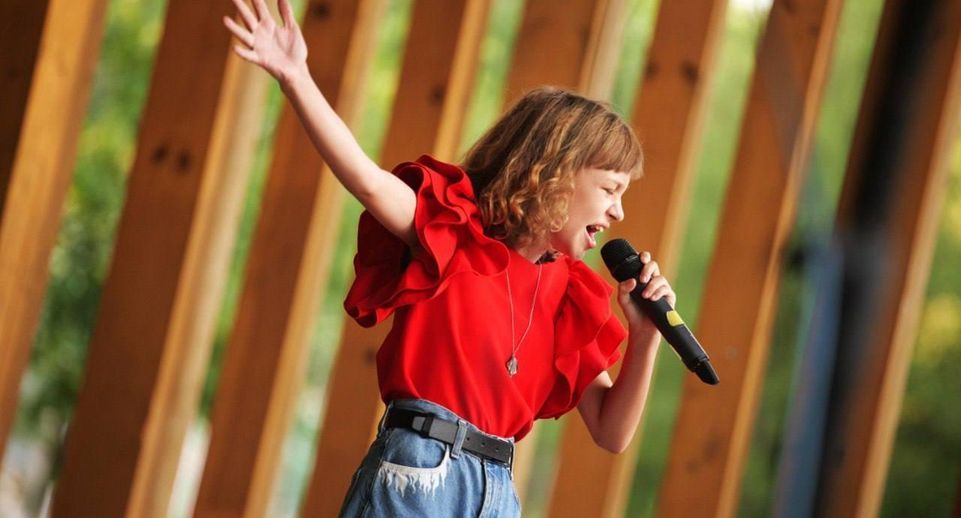 Музыкальный проект «Открытый микрофон» прошел в Парке Мира в Мытищах