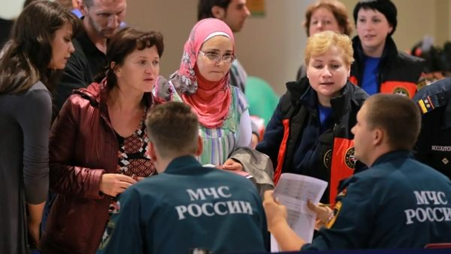 Спасатели МО встретили прилетевших из Сирии россиян