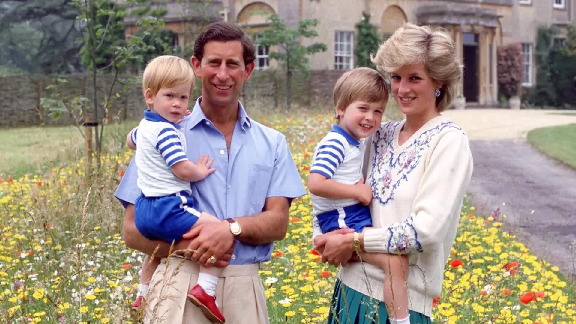 Принц Чарльз и принцесса Диана с сыновьями