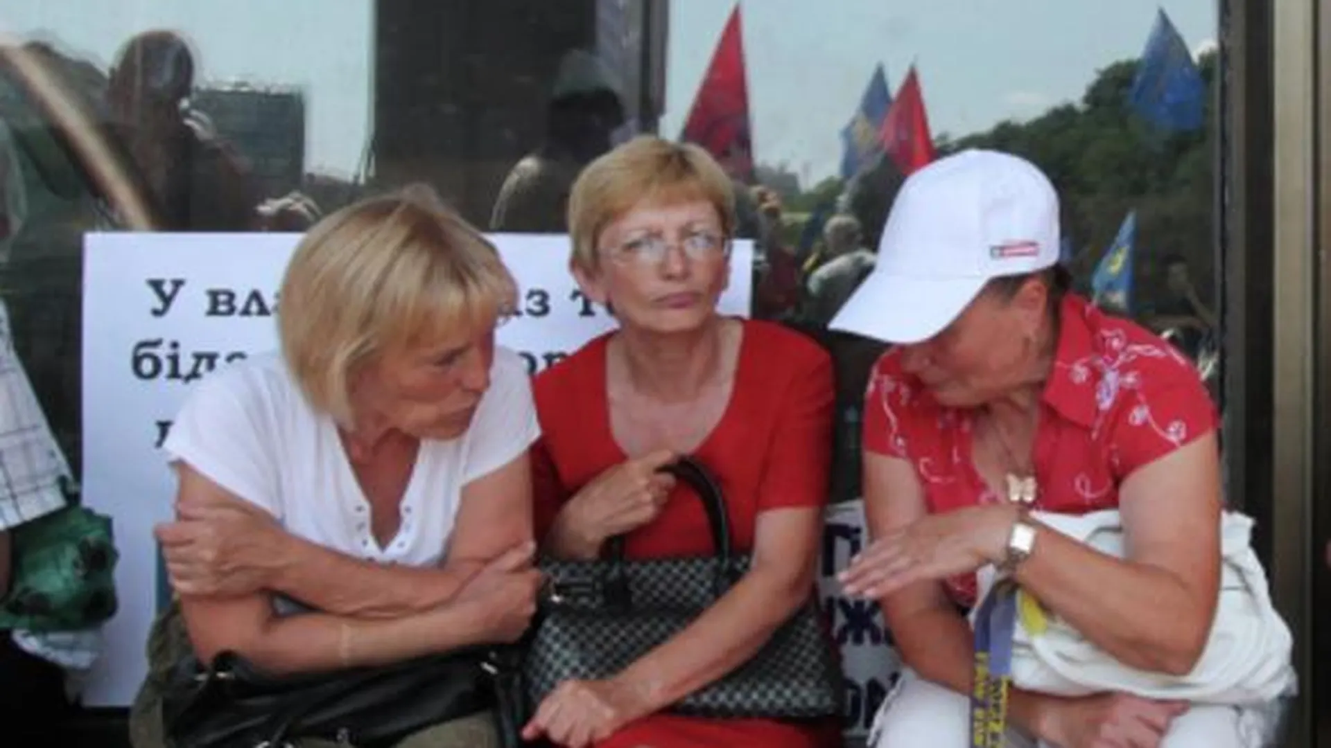 Участники акции протеста против принятия закона о статусе русского языка возле «Украинского дома» в центре Киева, июль 2012 года
