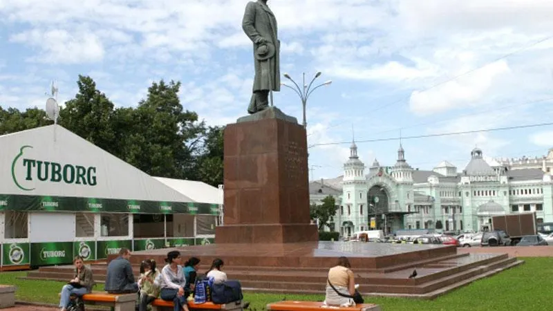 Памятник Горькому вернется на площадь у Белорусского вокзала