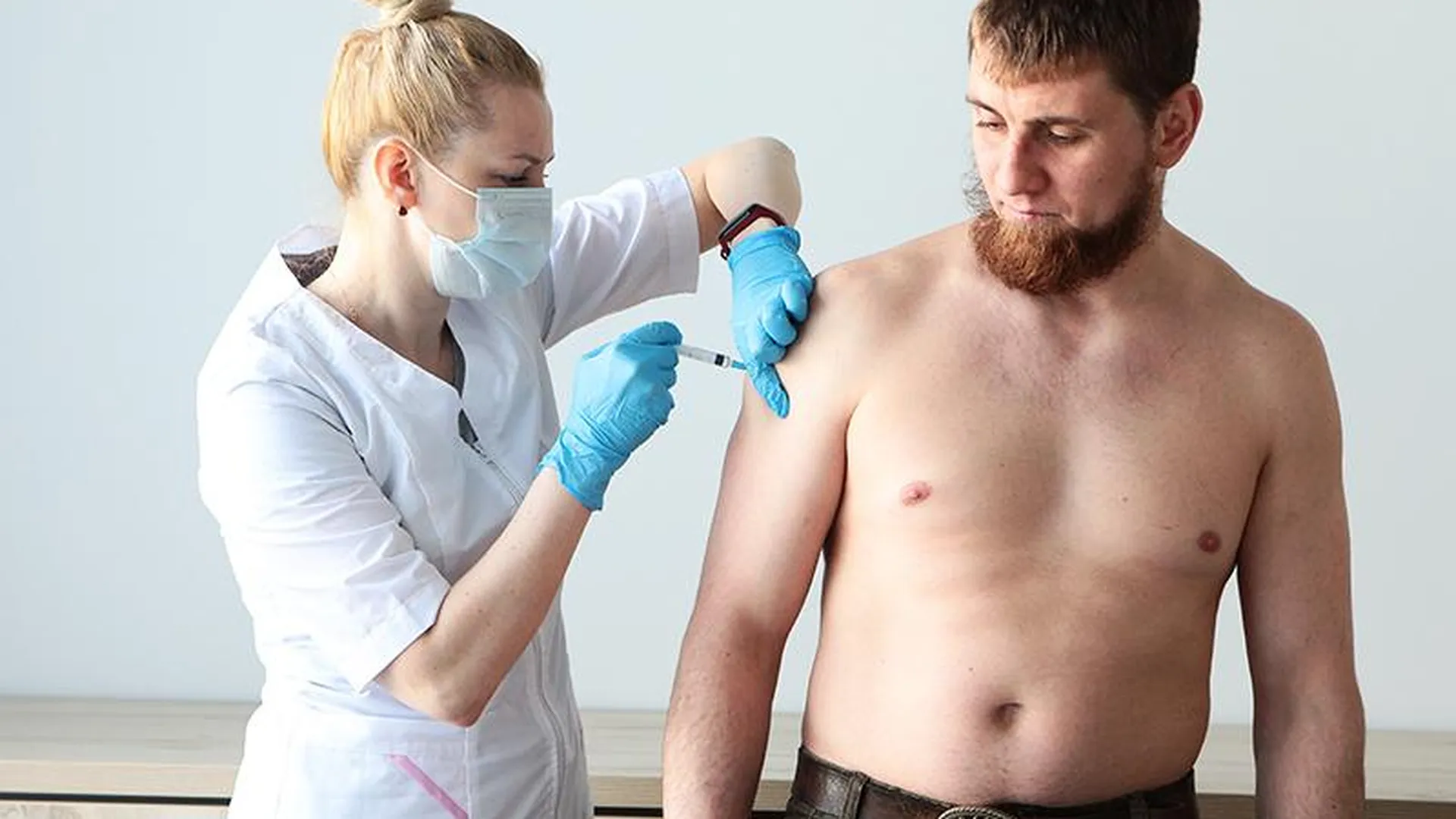 Сотрудники «Истринской сыроварни» сделали уколы от коронавируса и получили стильные значки Vaccinated