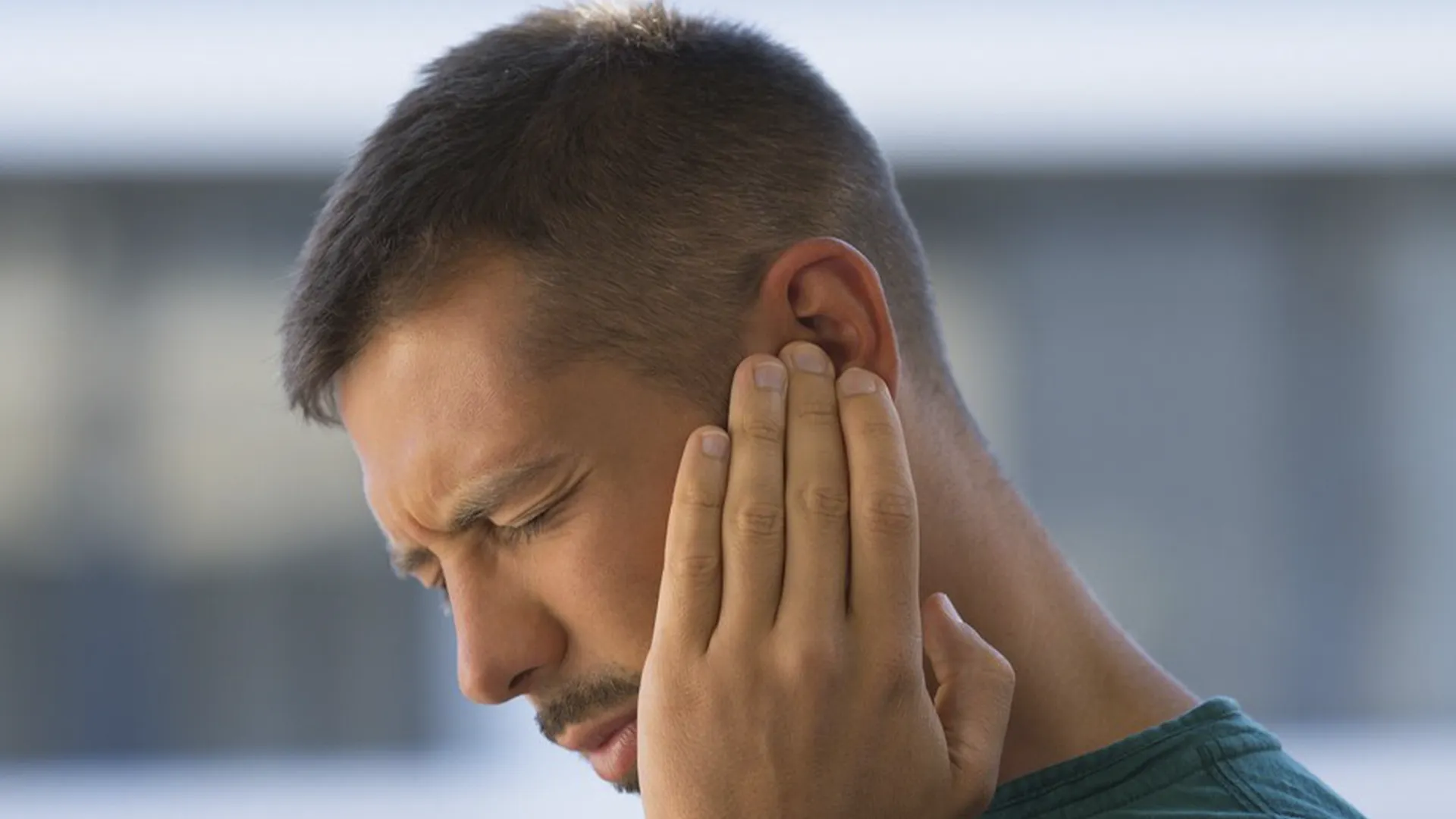 «Перерастет в гнойные процессы»: когда заложенное ухо нельзя лечить дома