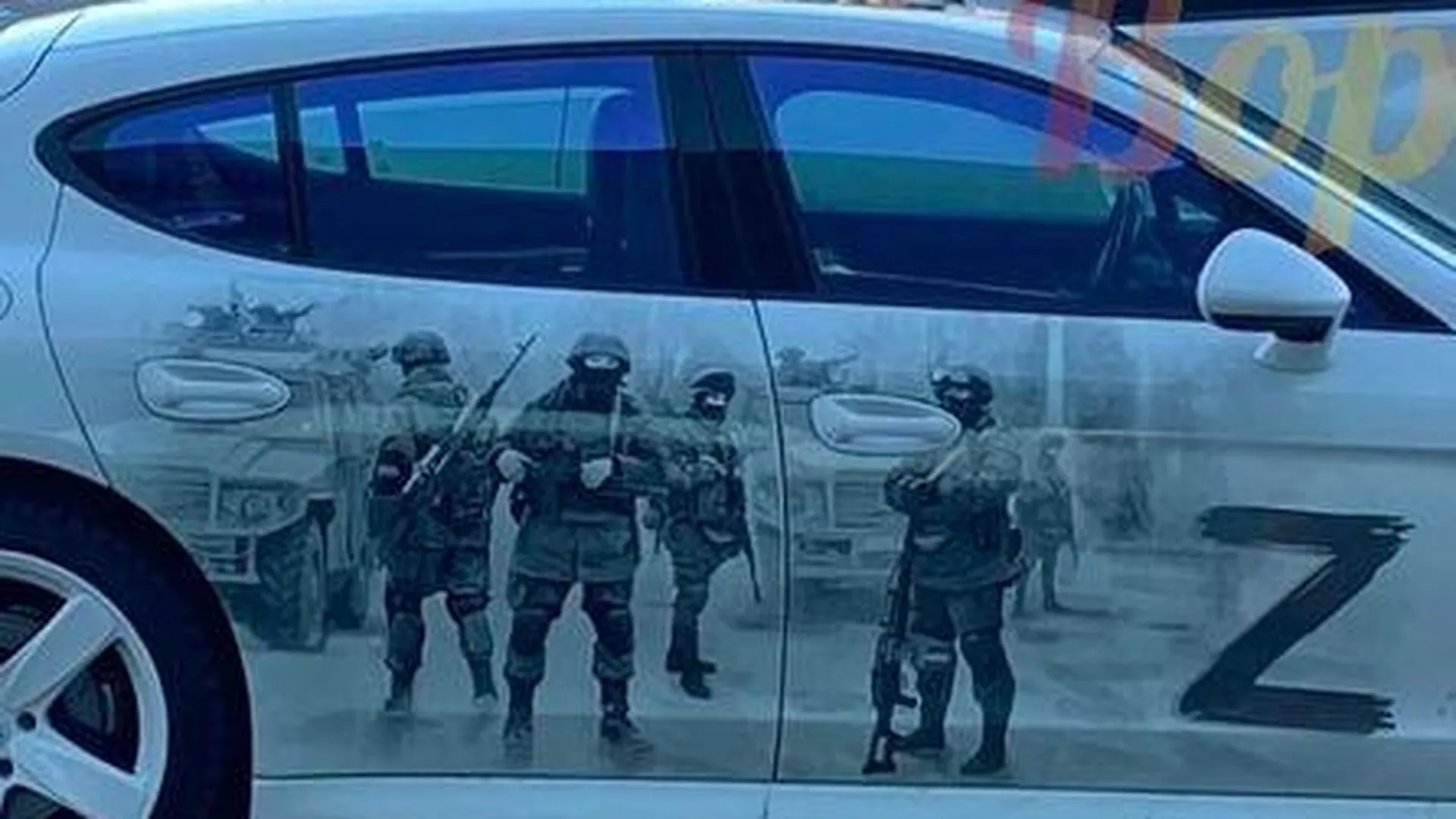 Патриот из Воронежа украсил свой автомобиль аэрографией в честь российских солдат
