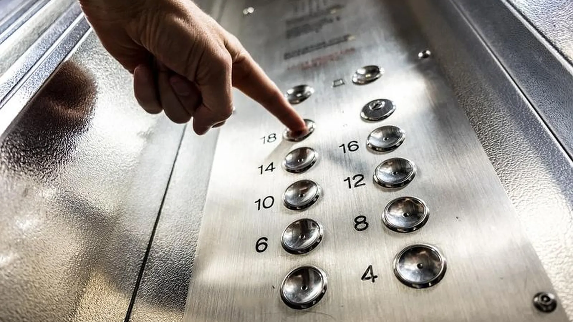 Жители двух многоэтажек в Химках вынуждены занимать очередь в лифт