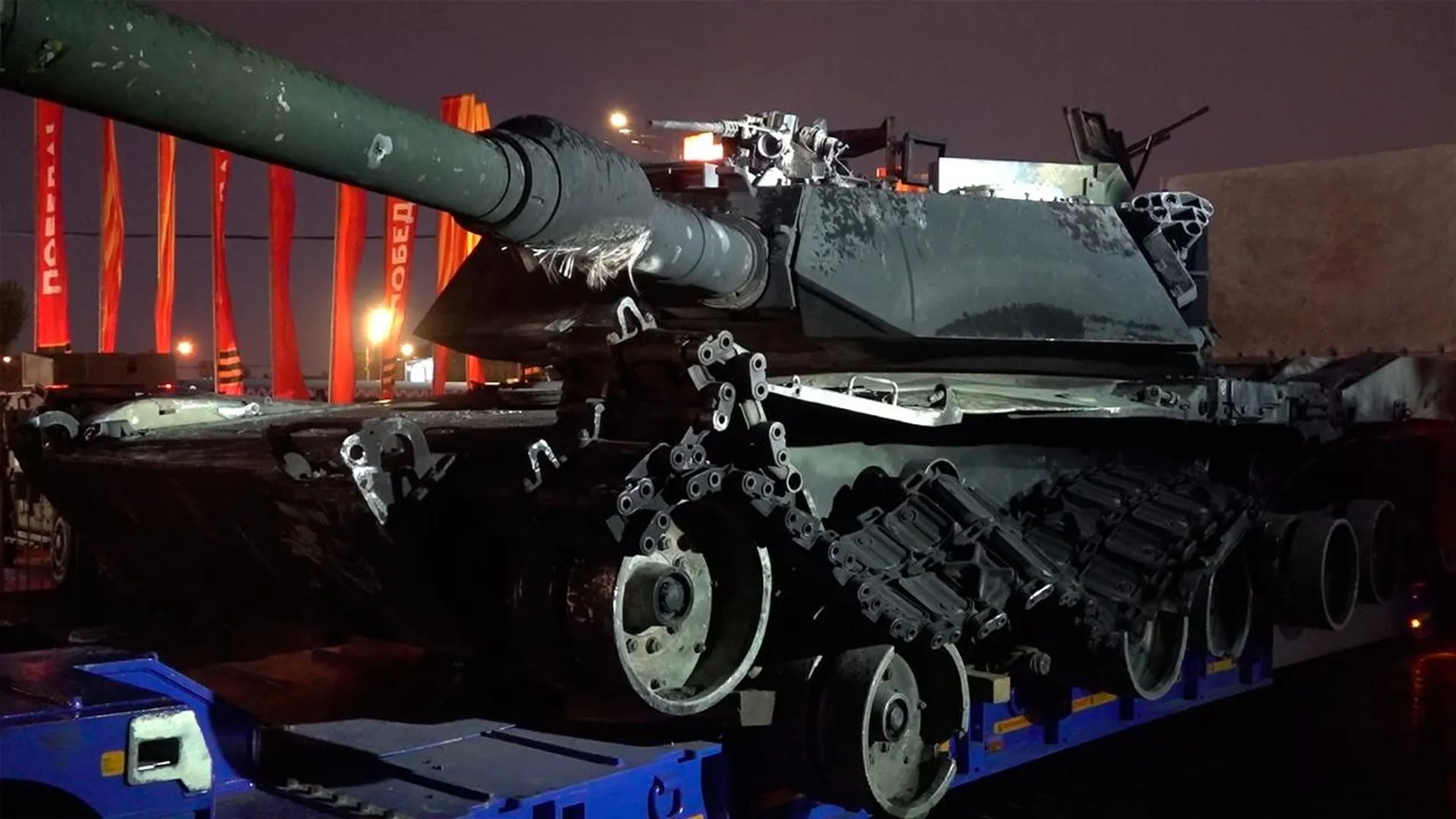 Трофейный танк Abrams привезли на выставку к музею Победы