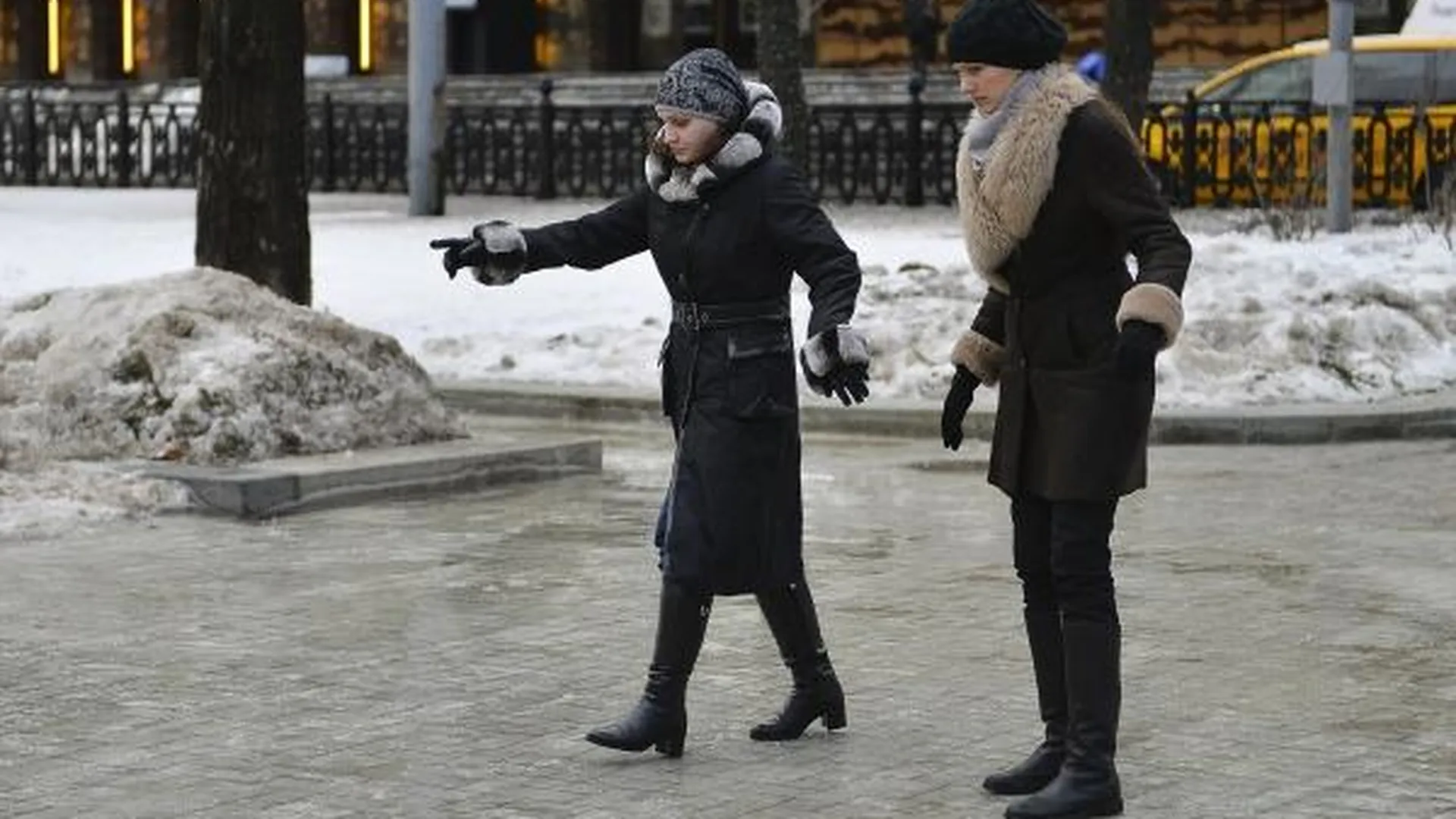 Желтый уровень опасности из-за гололедицы продлили в Москве